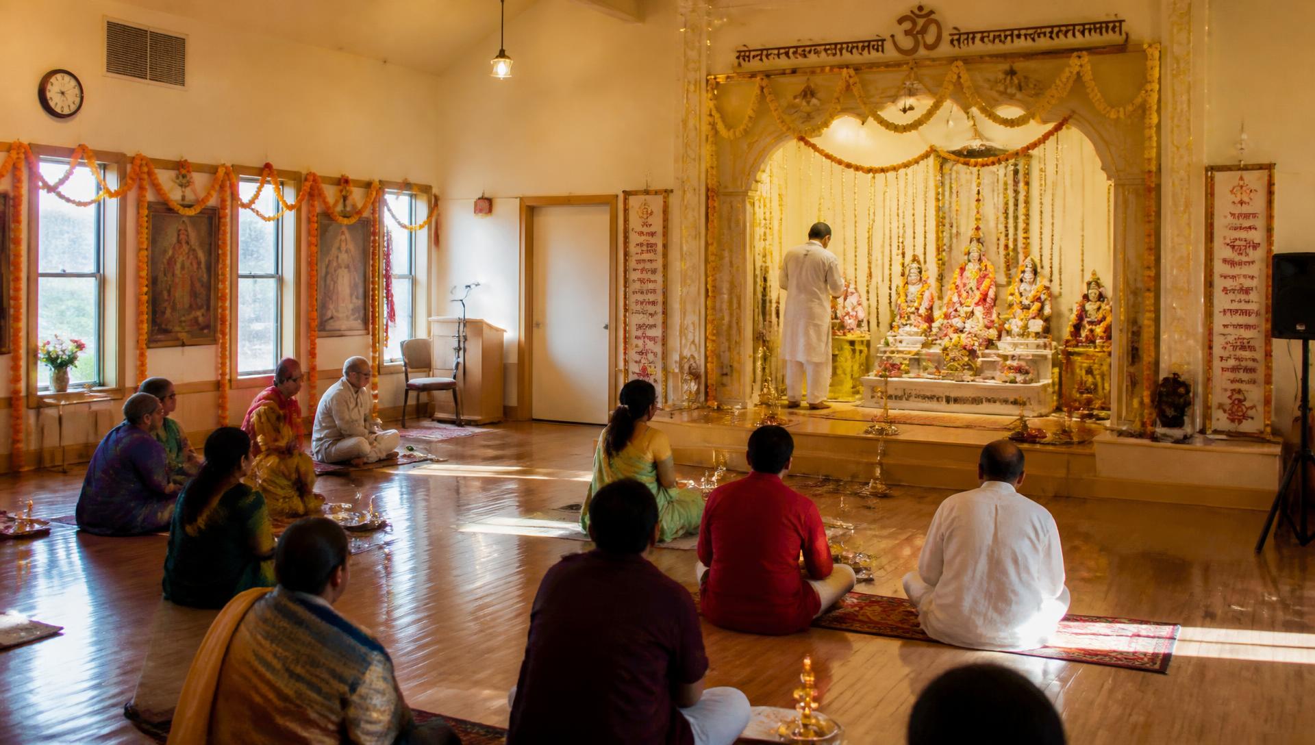 Morning aarti in the shrine room